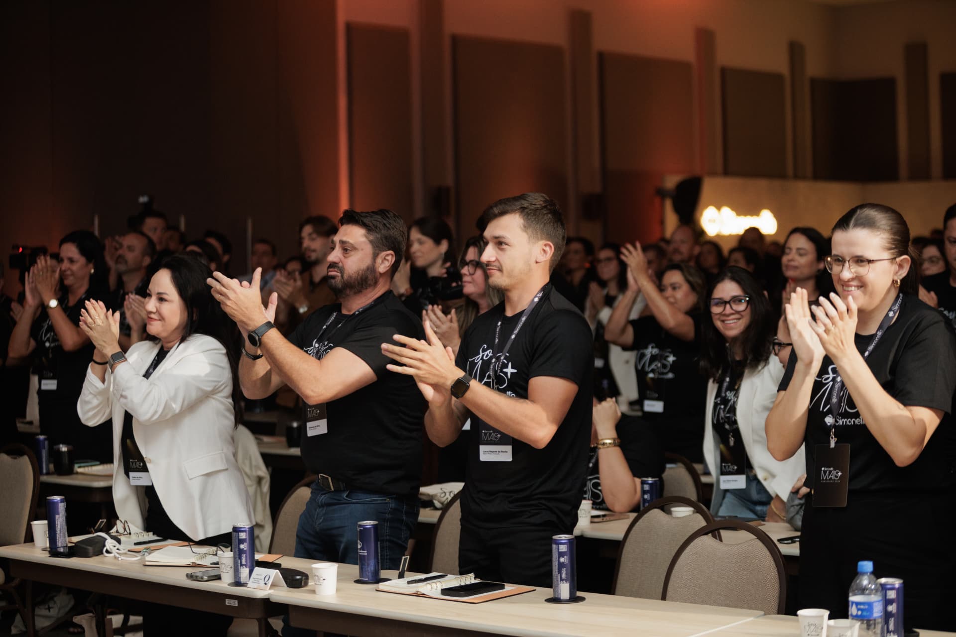 Plateia de líderes aplaudindo durante palestra