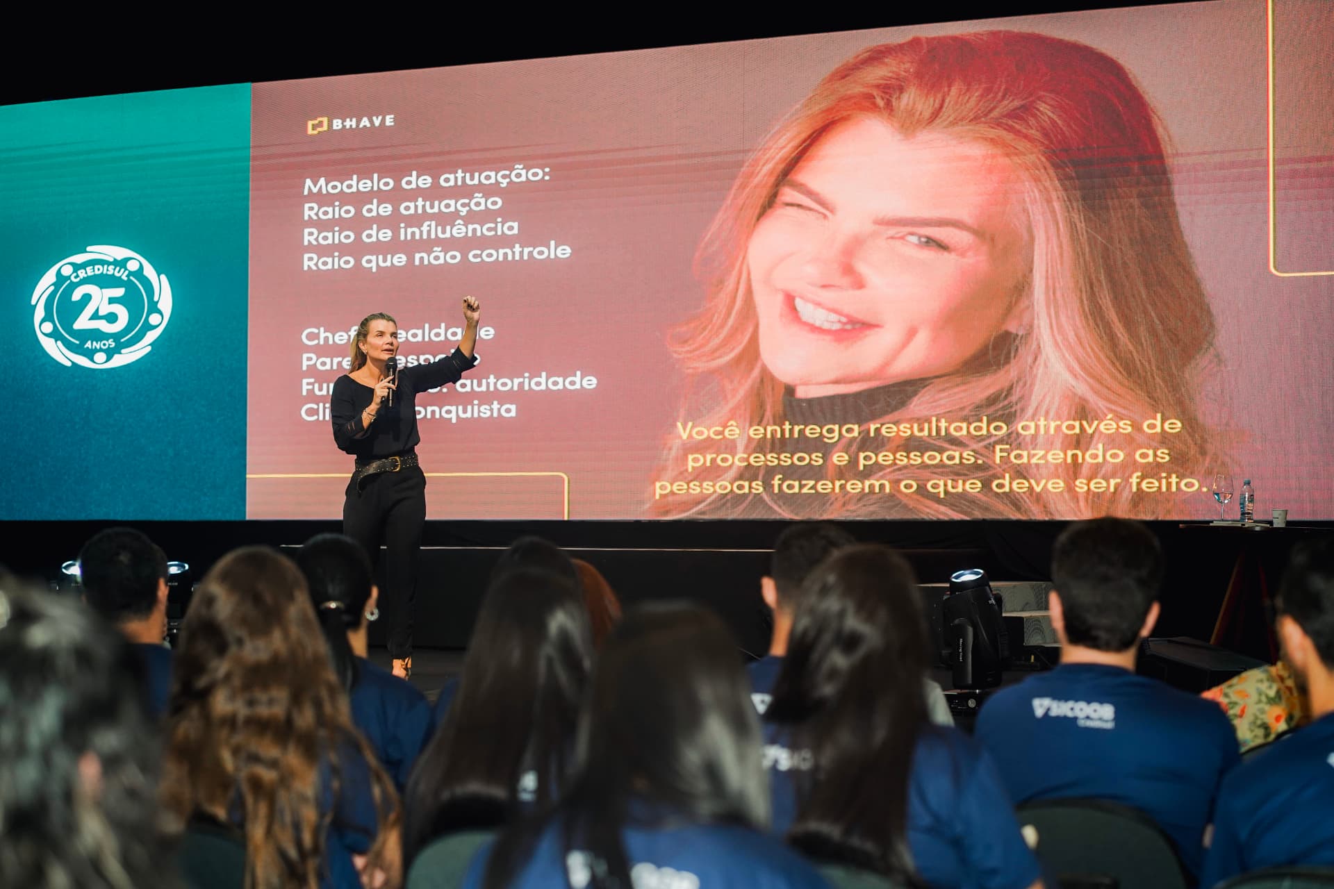 Erika Linhares palestrando em grande palco
