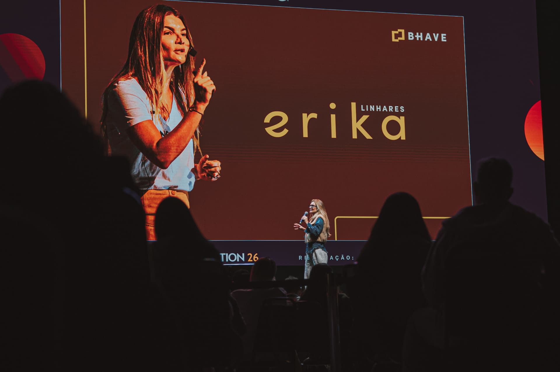 Erika Linhares no palco com telão