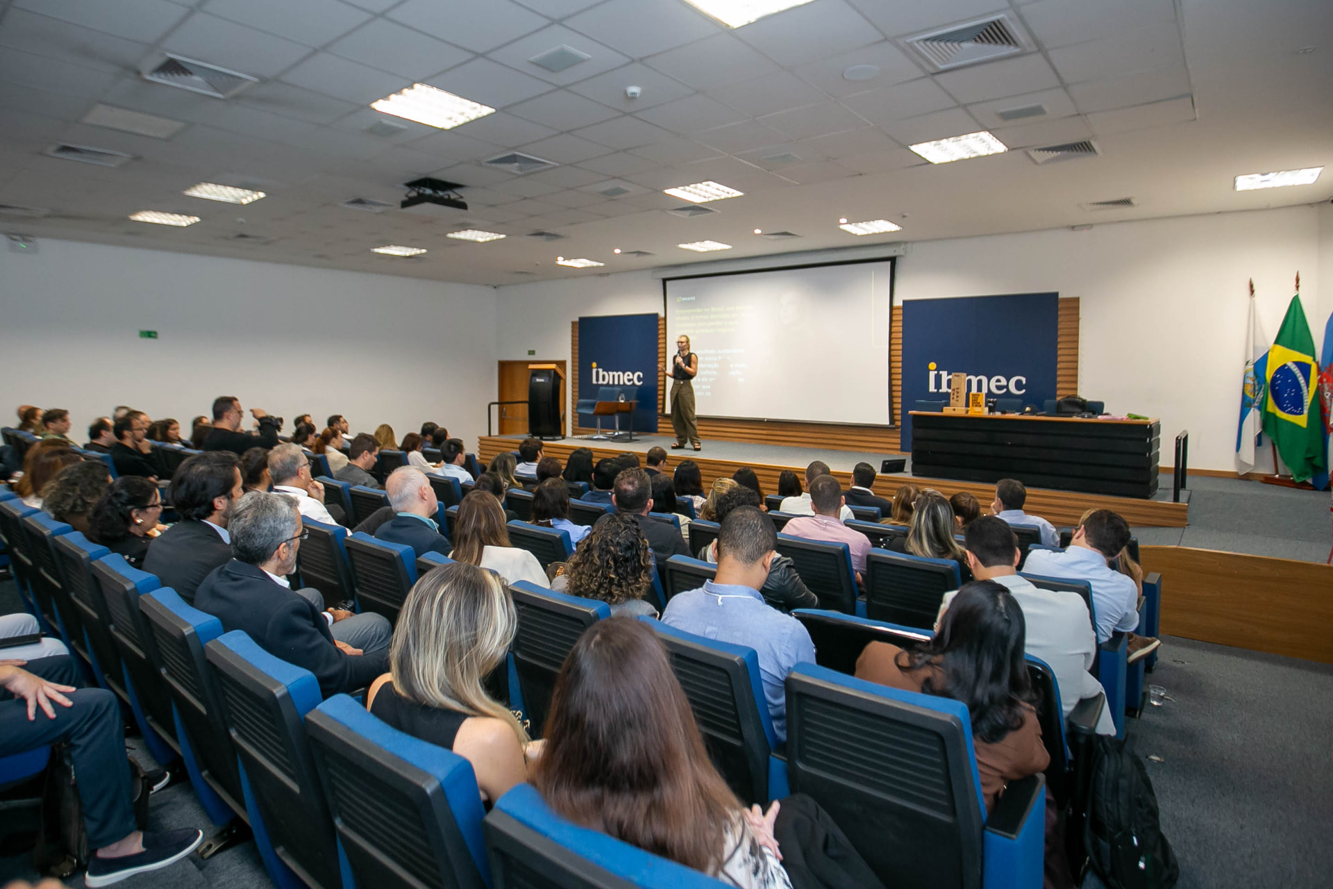 Auditório lotado durante palestra de Erika Linhares
