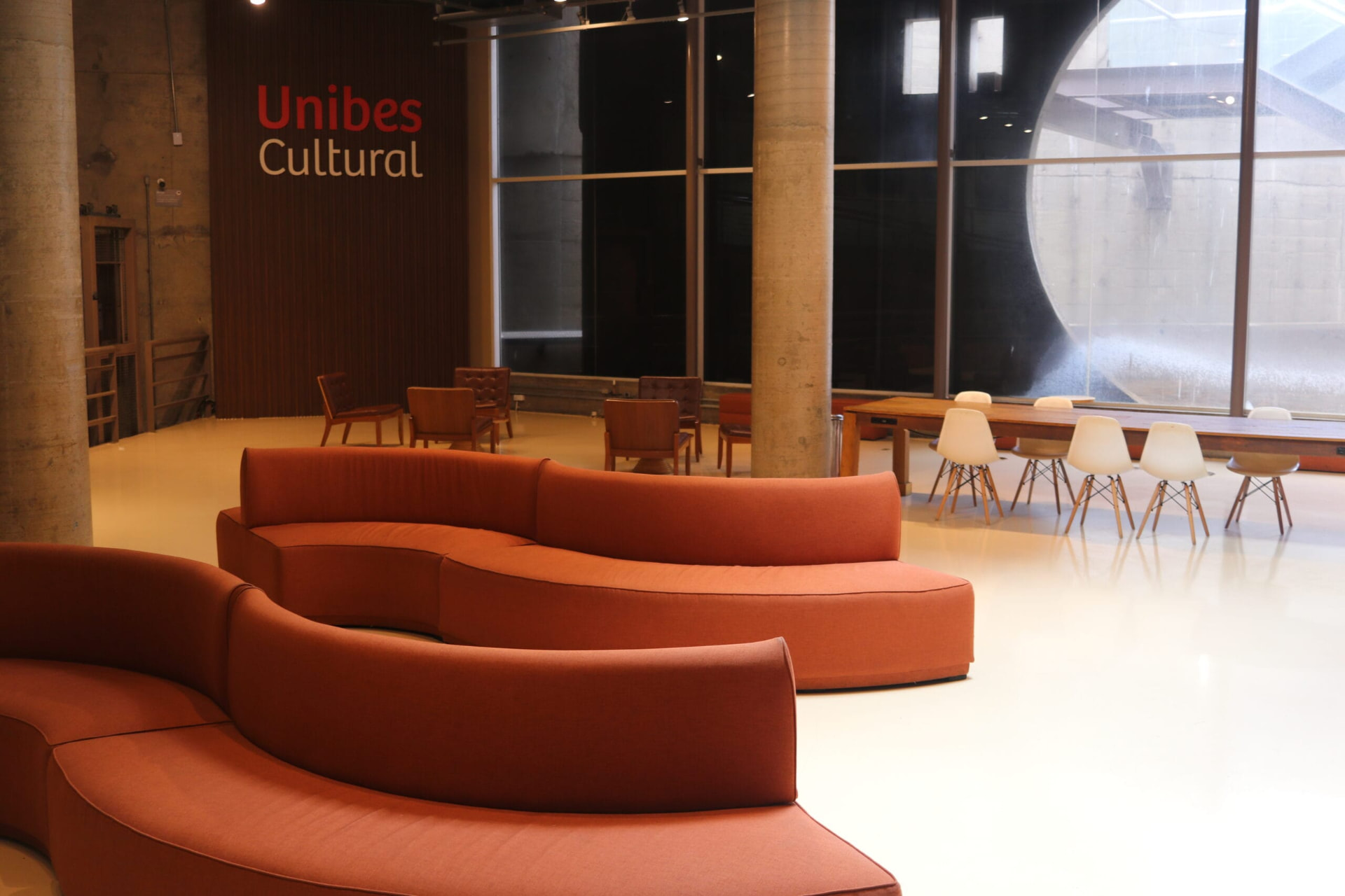 Lounge do Unibes Cultural com sofás curvos
