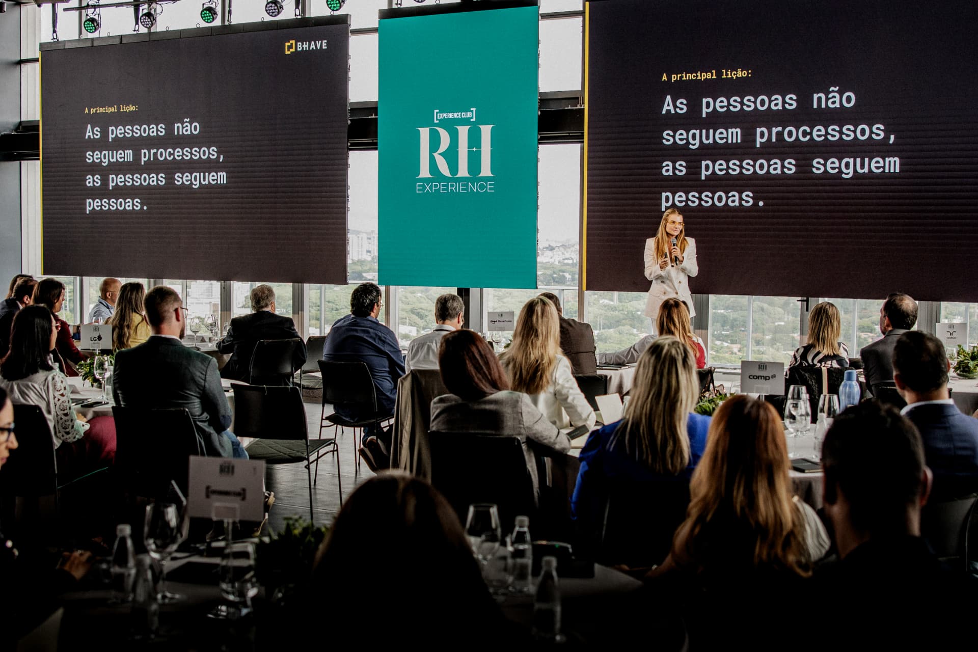 Erika Linhares em evento executivo de RH