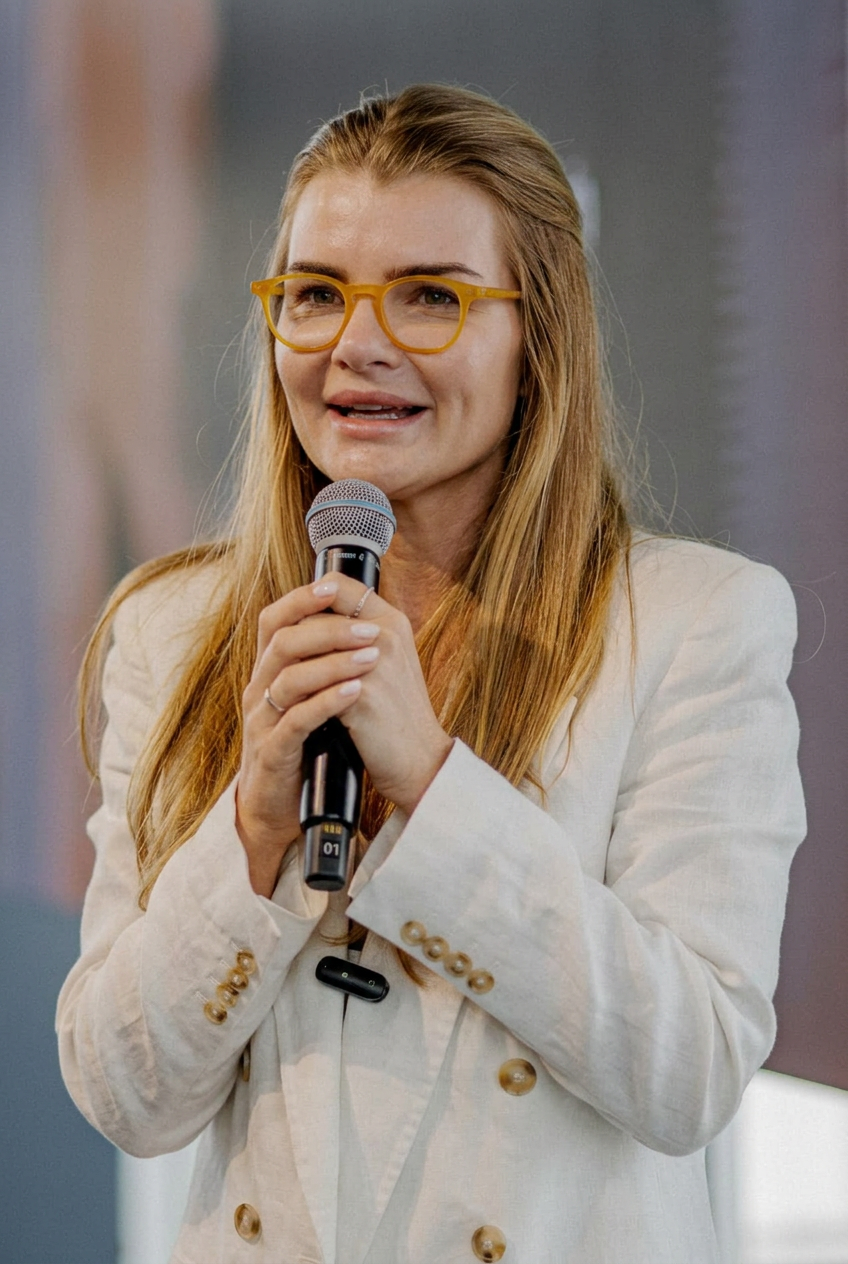 Erika Linhares palestrando no palco