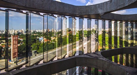 Mirante envidraçado do Unibes Cultural com vista para São Paulo