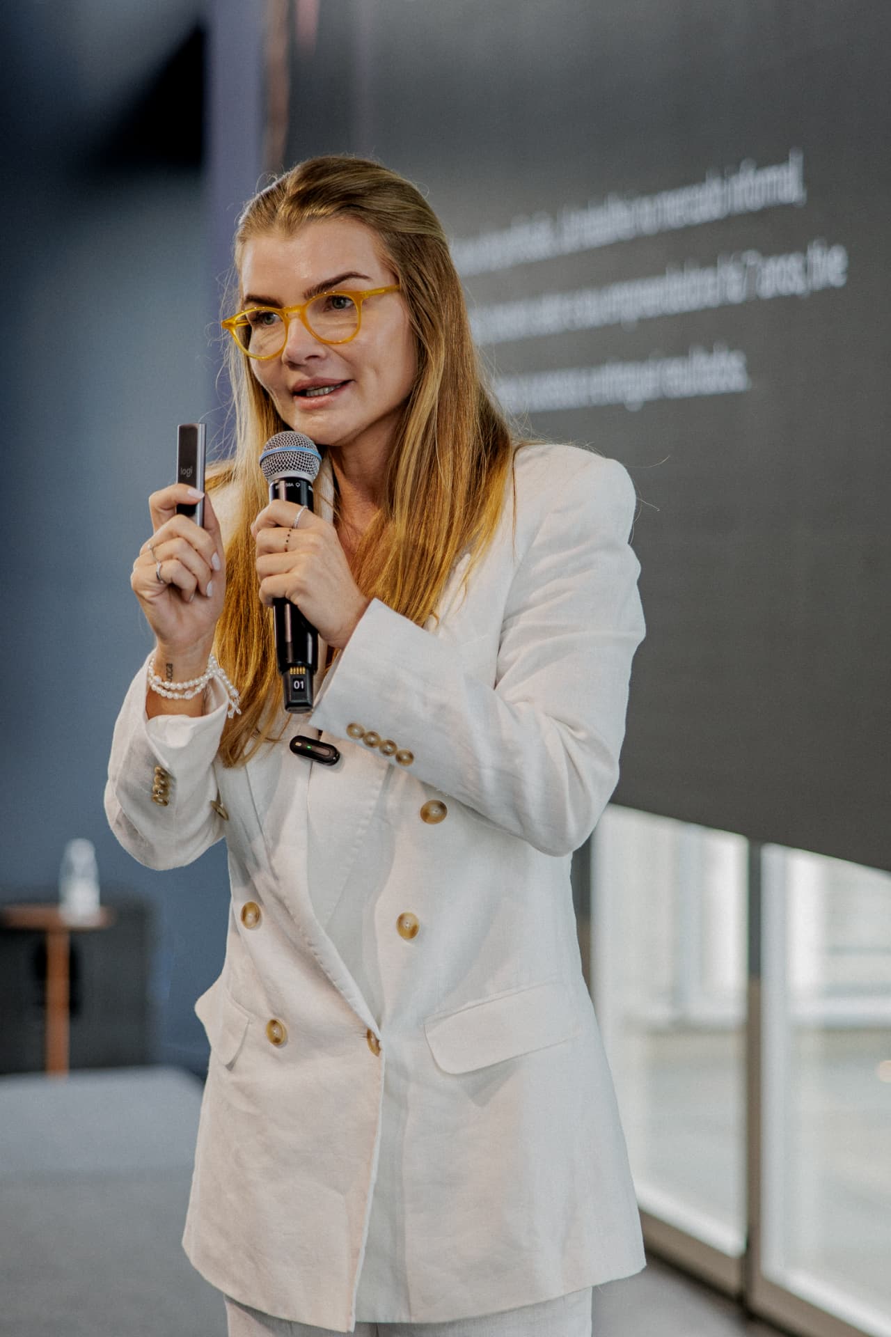 Erika Linhares em ação no palco, falando ao público