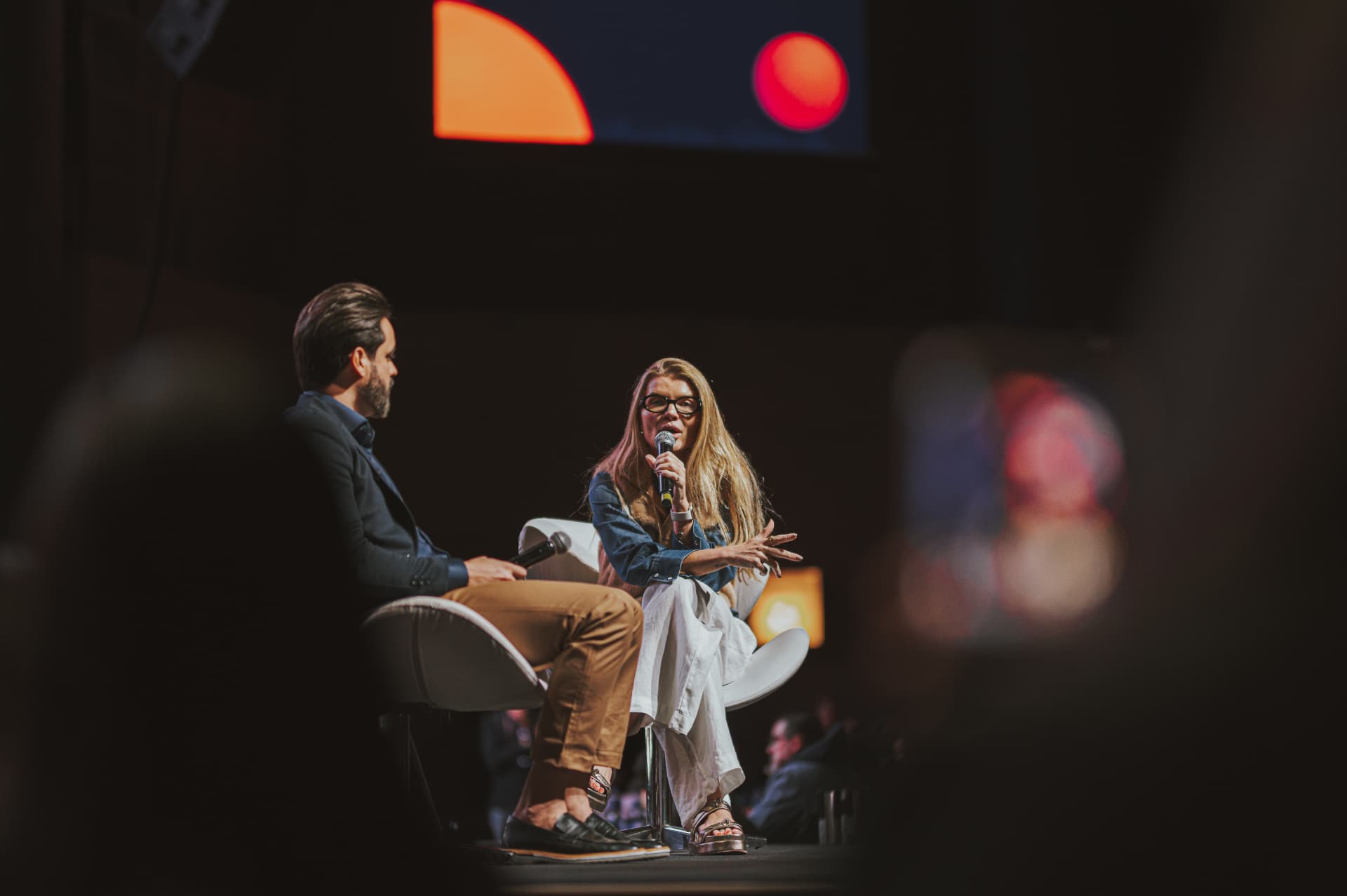 Erika Linhares em entrevista no palco